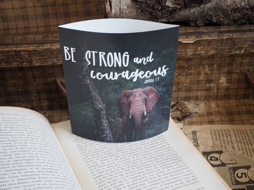 Lichtje voor jou: Be strong and courageous (Cadeauproducten)