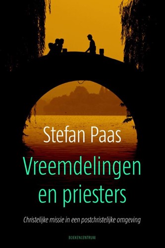 Vreemdelingen en priesters (Paperback)