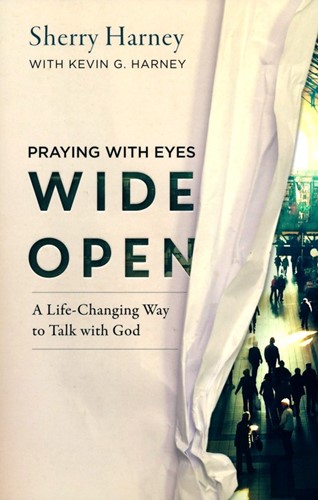 Praying with your eyes wide open (Boek)