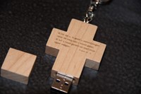 USB Kruis hout met tekst Sela, 16 GB (Hout)