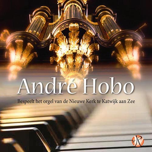 Andre Hobo bespeelt het orgel